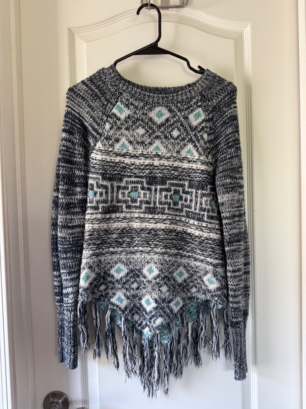 Hollister Gray & Teal Geometric Fringe Crewneck Sweater / AA71